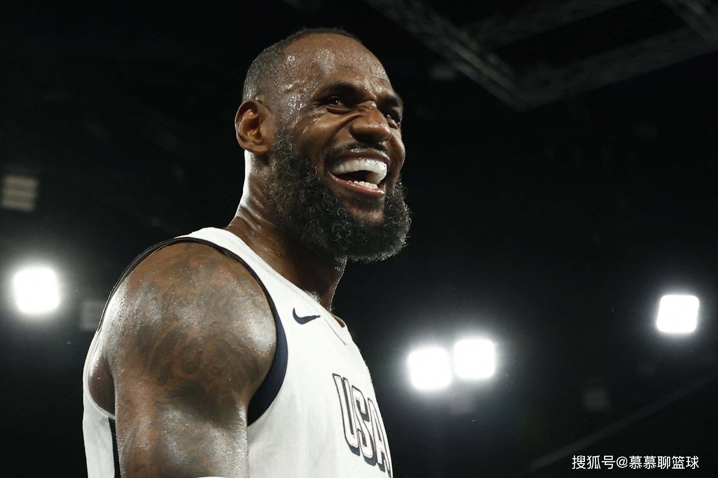 开云体育-詹姆斯迎来十赛季出色发挥，RNG观众热烈欢呼！-开云体育